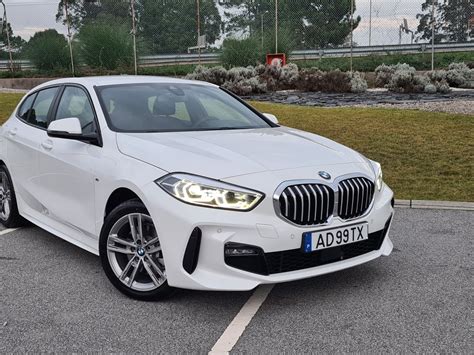 La bmw série 3 est une gamme de voitures berlines et coupés conçus par le constructeur allemand bmw.cette série prend la succession en mai 1975 de la bmw 2002, reprenant la plupart de ses caractéristiques, tout en lui ajoutant de nombreuses évolutions, notamment au niveau des moteurs. BMW Serie 1 116d Branco Alpine de Segunda mão - Caetano ...
