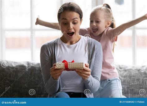 Hija Emocionada Dando Caja De Regalo De Cumpleaños A Mamá Sorprendida
