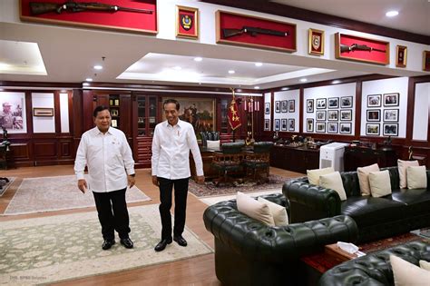 Presiden Jokowi Takjub Ruang Kerja Menhan Prabowo Berhiaskan Ornamen