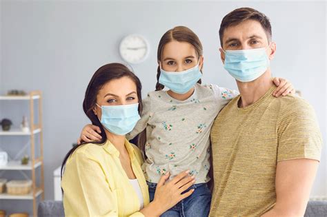 אין להגיע לביצוע הבדיקה עם חום מעל 37.6 או עם תסמינים. הילדה אובחנה חיובית - איך להגיד לה את זה? - סרוגים