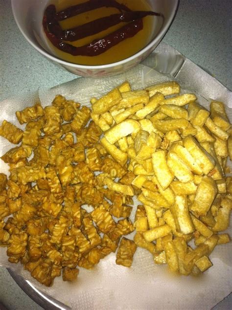 Es un producto originario de indonesia, donde es muy popular, en especial en la isla de java, donde se le considera un alimento sencillo que proporciona proteínas a la dieta normal 2. Sambal Goreng- Tahu Tempe (Bean Curd, Tempe and Long Beans)