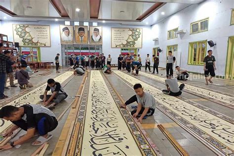 Santri Pondok Modern Darussalam Gontor Ponorogo Bikin Hiasan Dinding Kaligrafi Di Bulan Ramadhan