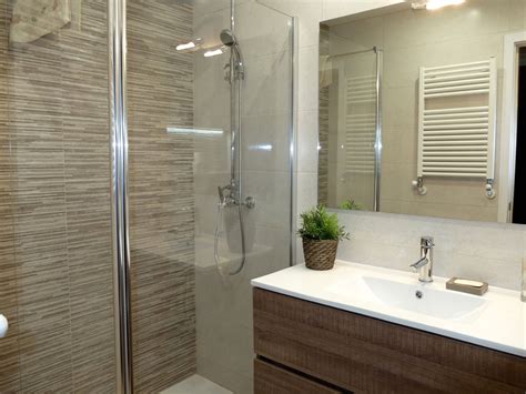 Los diseños de ducha varían según la ubicación y el propósito. Ducha con mamapara y radiador toallero | Reforma de baño ...