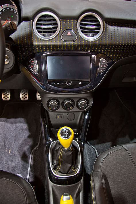 Nous livrons le poste multimédia avec le kit d'intégration, le faisceau et l'antenne radio pour votre opel adam. Foto: Opel Adam mit DAB-Radio und automatischem Park ...