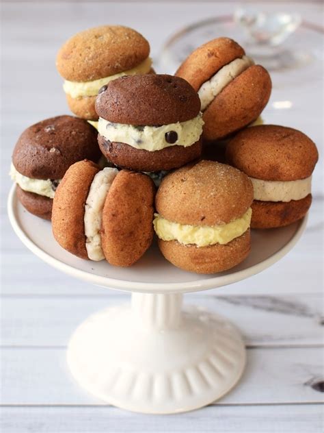 Classic christmas cookies with a twist will give you some new and everyone has their favorite christmas cookie recipes, and we're prepared to share all of our favorites with you. Easy Holiday Sandwich Cookies Recipes w/ 4 Fun Fillings