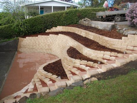 Here are three ideas that will turn any sloped front yard in ottawa, ontario, into a masterpiece of landscape design building a retaining wall system is a common method used to solve the problems related to this kind of slope. sloped block back yard - Google Search | Landscaping ...