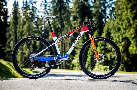 Mathieu der poel heeft ter ere van zijn eerste gele trui toepasselijk cadeau gekregen van zijn fietssponsor. Mathieu van der Poel se convierte en embajador de Canyon ...