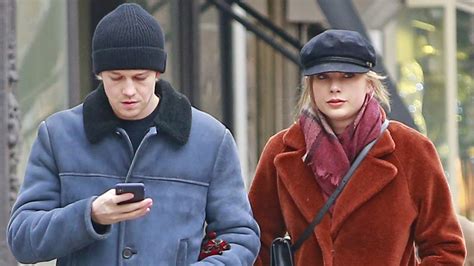 Taylor swift besucht mit ihrem neuen freund tom hiddleston händchen haltend ein konzert ihrer besten freundin selena gomez. Freunde sind sicher: Taylor Swift will ihren Joe heiraten ...