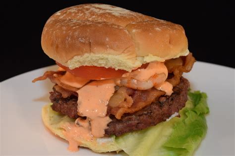 Cajun baharatlı kemiksiz çıtır tavuk + cajun baharatlı çıtır mantar taneleri + soğan halkası + baharatlı patates kızartması + sos seti + tandır ekmeği. The Cajun Burger Recipe by Patti - CookEatShare