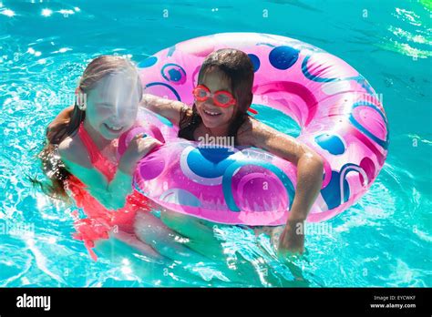 chicas en la piscina fotografías e imágenes de alta resolución alamy