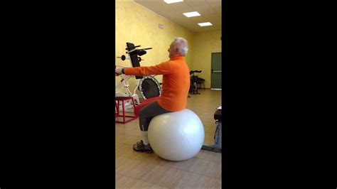 Ecco l'attrezzo più cool per fare attività sportiva: Ginnastica posturale: esercizio per la muscolatura dorsale ...