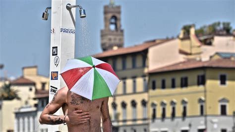 Südeuropa wird von einer hitzewelle mit temperaturen um 40 grad und waldbränden heimgesucht. Südeuropa wird von unglaublicher Hitzewelle erreicht ...