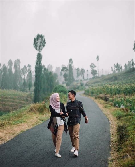 Find & download the most popular wedding photos on freepik free for commercial use high quality images over 10 million stock.wedding photos. foto prewedd keren | Pose prewedding, Pose pasangan pengantin, Pose fotografi perkawinan