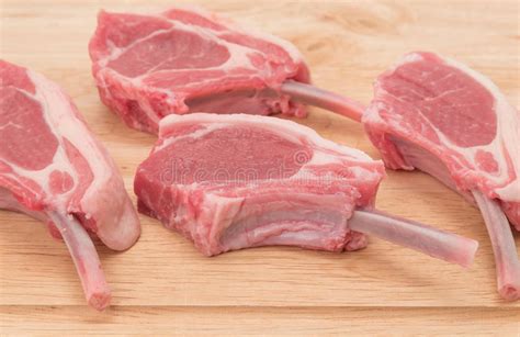 2 costatine d'agnello, 1 uovo, 3 cucchiai di pangrattato, 3 cucchiai di farina, olio per friggere, sale. Cotolette Di Taglio Di Agnello Fotografia Stock - Immagine ...