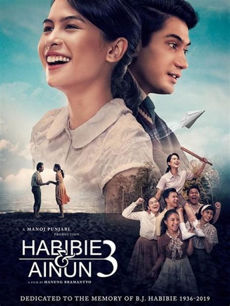 Berdiri berhadapan, habibie dan ainun saling bergenggaman tangan. Intip Official Trailer 2 Habibie & Ainun 3 - ShowBiz Liputan6.com