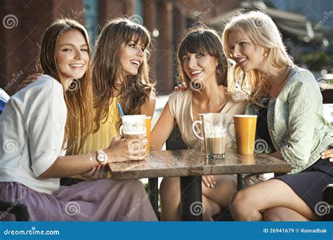 Un Groupe De Femmes Dans Le Café Restaurant Image Stock Image Du