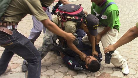 Mexican Vigilantes Beating Police Kidnapping Officials