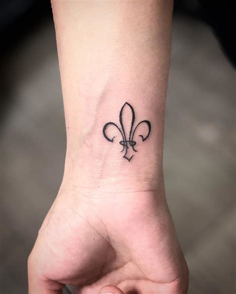 Fleur De Lis Tattoo By Vanderrfuss De Boas Ideias Para Tatuagem