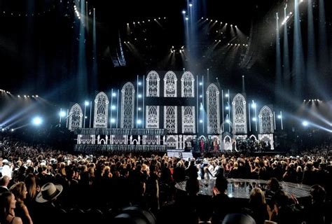 Mass Wedding Happens At Grammys As Macklemore And Ryan Lewis Perform Same Love Ny Daily News