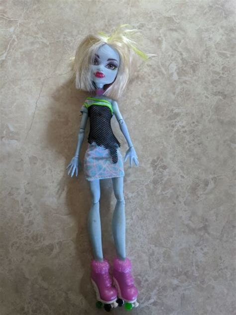 Monster High 11 Doll Abbey Bominable Abby Roller Maze Skates Snow