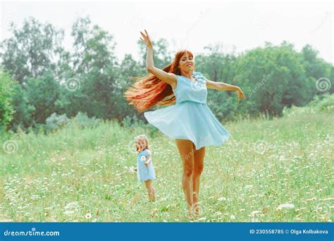 Mamá Bailando Con Su Hija Imagen De Archivo Imagen De Destello 230558785