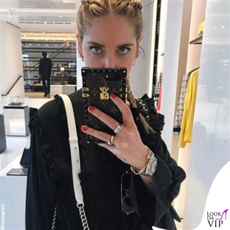 La si riconosce subito dal classico occhietto dalle ciglia lunghe, il marchio di fabbrica dell'influencer. chiara-ferragni-anello-trilogy-cartier-10 - Look da Vip