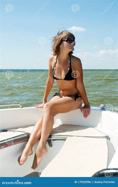 Menina Bonita No Barco Da Velocidade Foto De Stock Imagem De