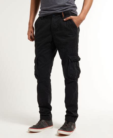 Avec sa coupe slim, ce pantalon suivra parfaitement le prolongement de votre bas du corps avant de s'arrêter au niveau des chevilles. Superdry Pantalon Slim Core Cargo - Homme Pantalons