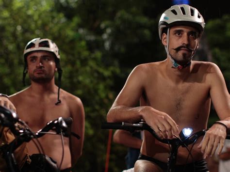 Fotos Ciclistas pedalam nus em protesto para pedir respeito no trânsito UOL Notícias