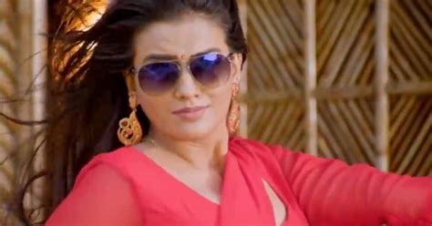 Bhojpuri Sexy Video Akshara Singh Looks Hot In Red Saree Seduces