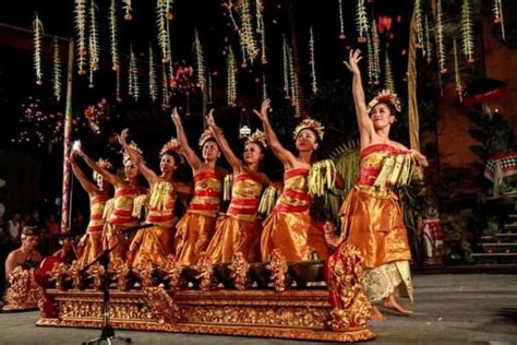 Asal usul tari pendet diciptakan adalah untuk tari pemujaan yang banyak dipentaskan di pura, tempat ibadah umat hindu di bali, indonesia. Sejarah Singkat dan Properti Tari Pendet Asal Bali - kumparan.com