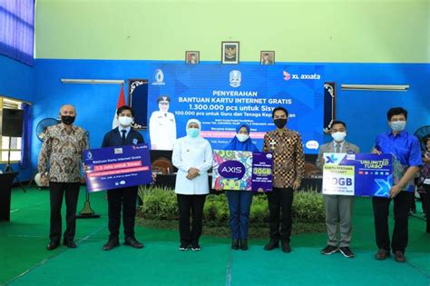 Internet gratis seumur hidup, kartu tri  3 . 1,3 Juta Kartu Internet Gratis Dibagikan pada Siswa dan Guru di Jatim