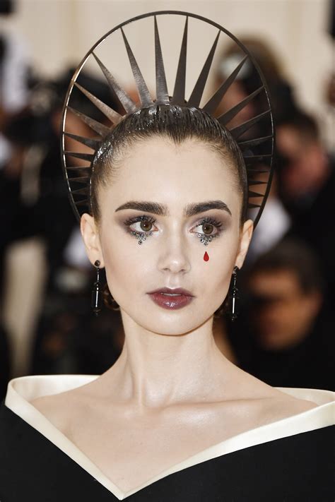 Genehmigung Hohl Session Met Gala 2018 Lily Collins Verbrauchen Buch Teile