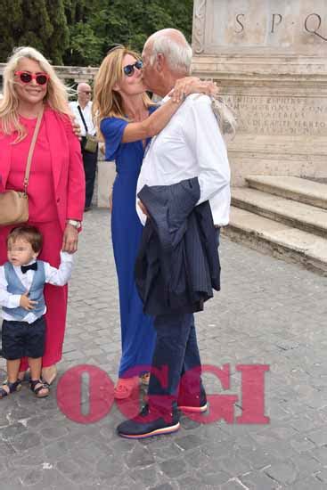 Check spelling or type a new query. Mara Venier, matrimonio in Campidoglio per il figlio Paolo ...