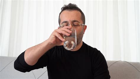 Hombre Bebiendo Agua En Casa El Hombre Está Bebiendo Un Vaso De Agua