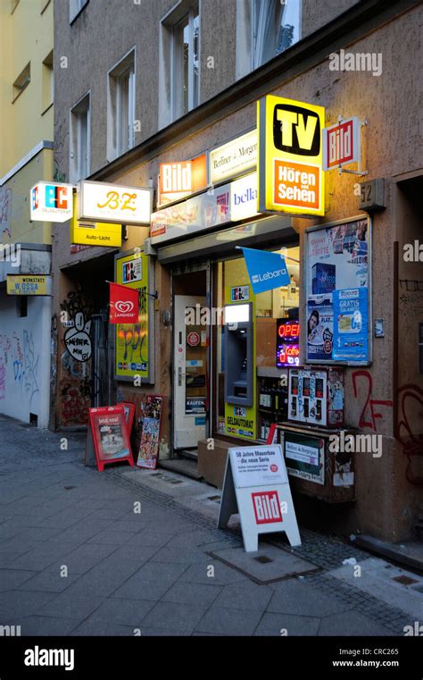 Werbung Und Plakaten Auf Einen Kiosk In Kreuzberg Schlesisches Tor