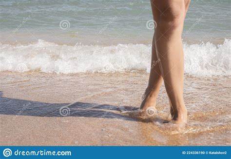 Hermosas Piernas Sexys En La Playa Piernas Femeninas En Una Playa De