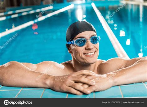 Guapo Nadador Muscular En Gorra De Natación Y Gafas En Piscina Rational