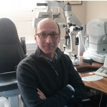 We put doctors and nurses where they are needed most. Dr Hugues COURTEVILLE, Ophtalmologiste à Lille - RDV en ligne