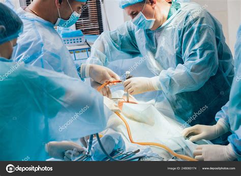 proceso cirugía ginecológica utilizando equipo laparoscópico grupo cirujanos quirófano con