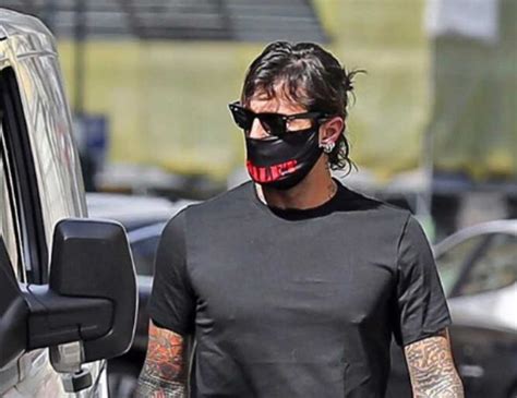 Uno dei personaggi più discussi e controversi degli ultimi anni. Fabrizio Corona, la foto per strada e il messaggio ...