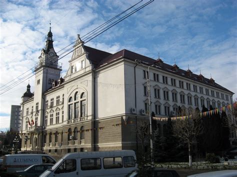 Flăcările au cuprins mansarda, iar incendiul este generalizat. SUCEAVA: Se caută şef la legalitatea actelor * VASLUI ...