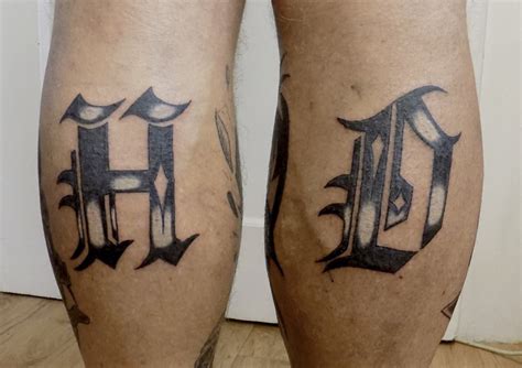 Pár dnů na to mi začali brnět. TETOVÁNÍ NA LÝTKO PÁNOVÉ - Tattoo Eklipse