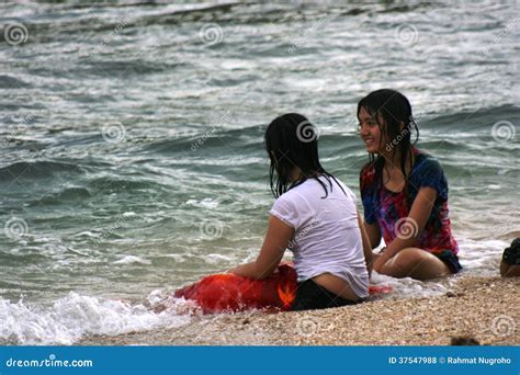 meisjes die op het sundak strand liggen redactionele stock foto image of middag vissers 37547988