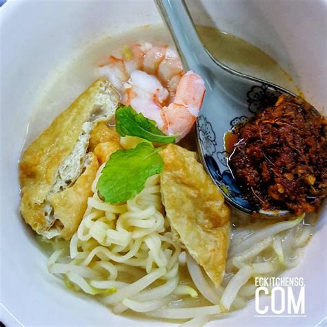 The noodles used here is a mix of medium thick yellow egg noodles (mee) and thin white rice vermicelli noodle (bee hoon). Penang White Curry Noodle - eckitchensg