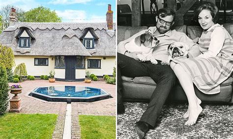 Roger Whittakers Essex Cottage Goes On Sale For £225m Daily Mail Online