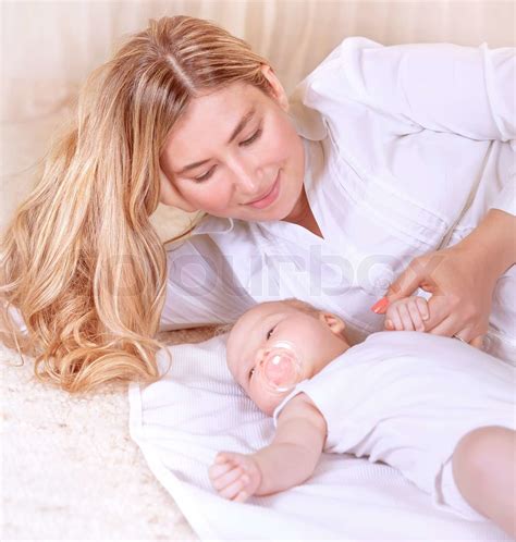glückliche Mutter mit Neugeborenen Stock Bild Colourbox