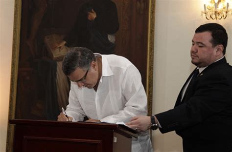 Presidente Funes sanciona Ley de Partidos Políticos