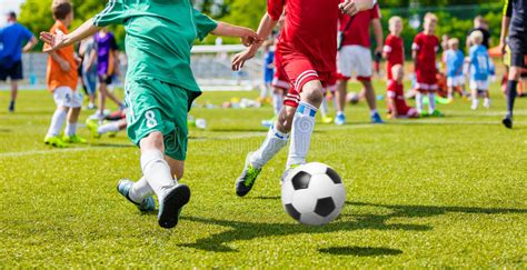 Fußball ist seit den olympischen spielen 1908 eine offizielle olympische disziplin. Kinder, Die Fußball-Fußball-Spiel Auf Sport-Feld Spielen ...