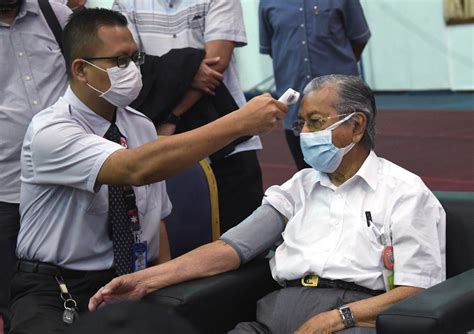 Tun dr mahathir mohamad today denied backing any particular individual as a candidate for prime minister. Malaysians Must Know the TRUTH: Dr Mahathir gives thumbs ...